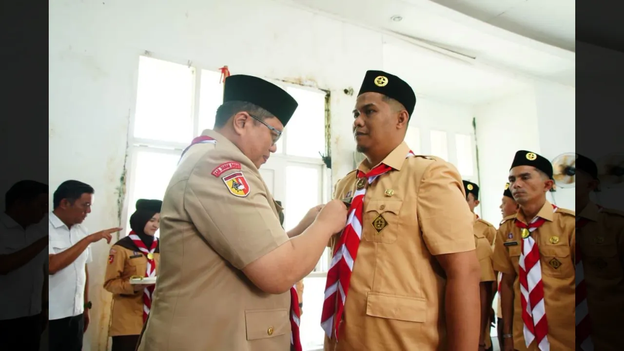 Mengiringi pelantikan, Ketua Kwarcab Pramuka Tanah Datar AHmad Fadly pasangkan tanda pengurus Saka Rintisan Yogaswara